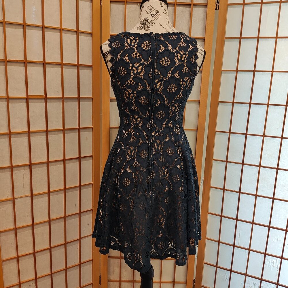 Jodi Kristopher Navy Blue and Tan Floral Lace Dress, Size 3, EUC! - Picture 4 of 6